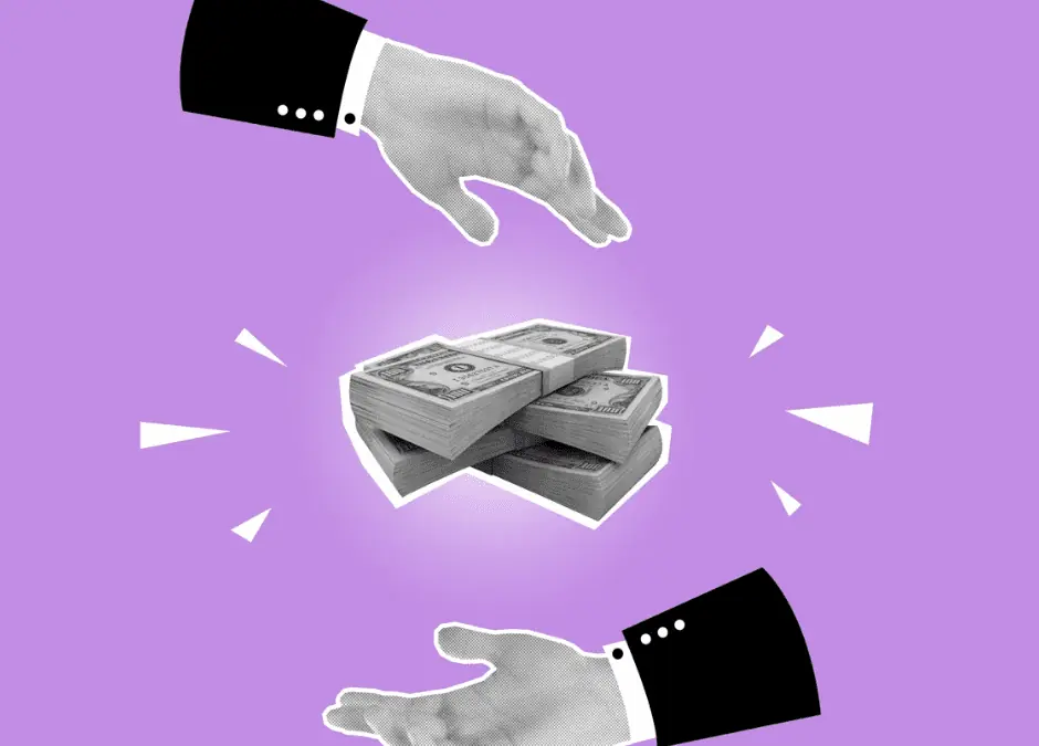 Zwei Hände und ein Geldbündel symbolisieren Gehalttransparenz.