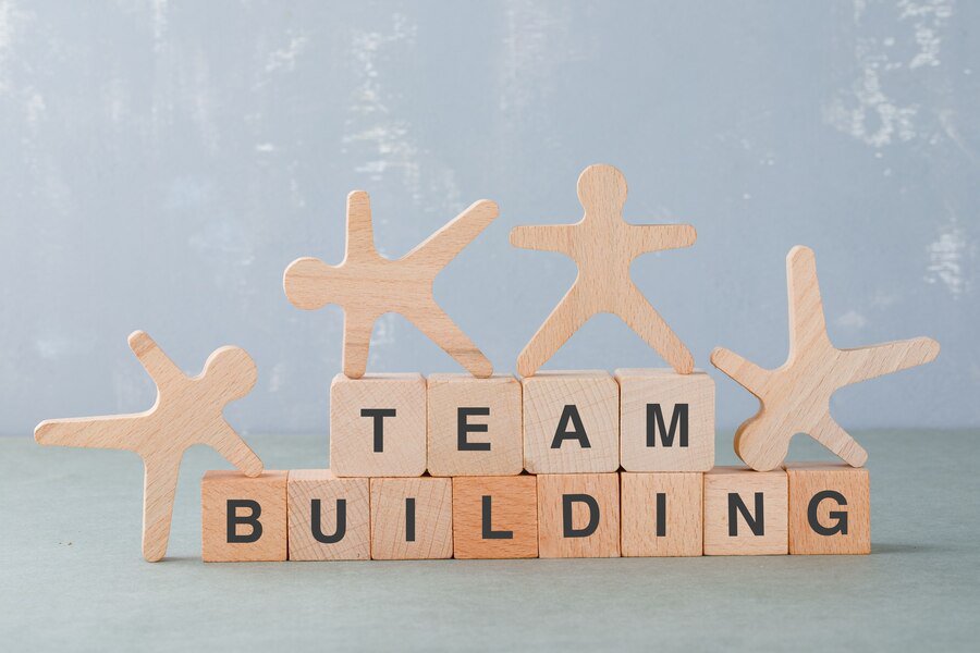 Teambuilding Visual mit Holzfiguren